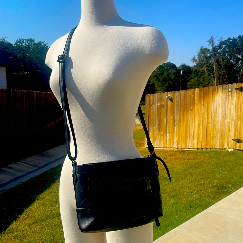 Cute Rosetti black purse side body! Lots of pockets.